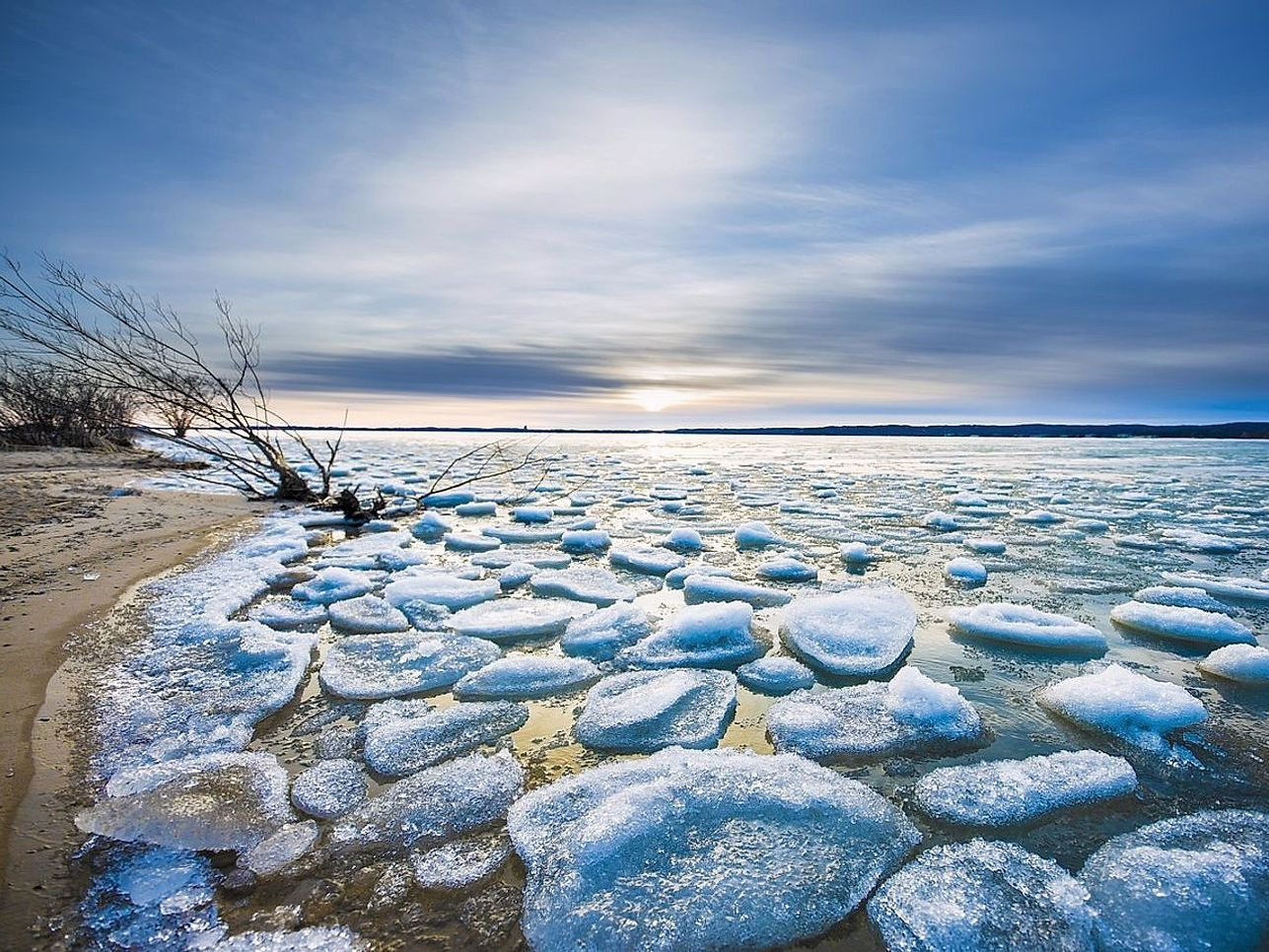 Sol bajo iluminando el hielo grueso y seguro