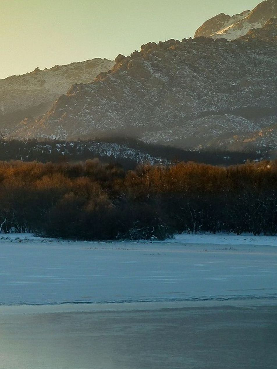 Retrato del guía después de una larga jornada en el lago bajo el hielo